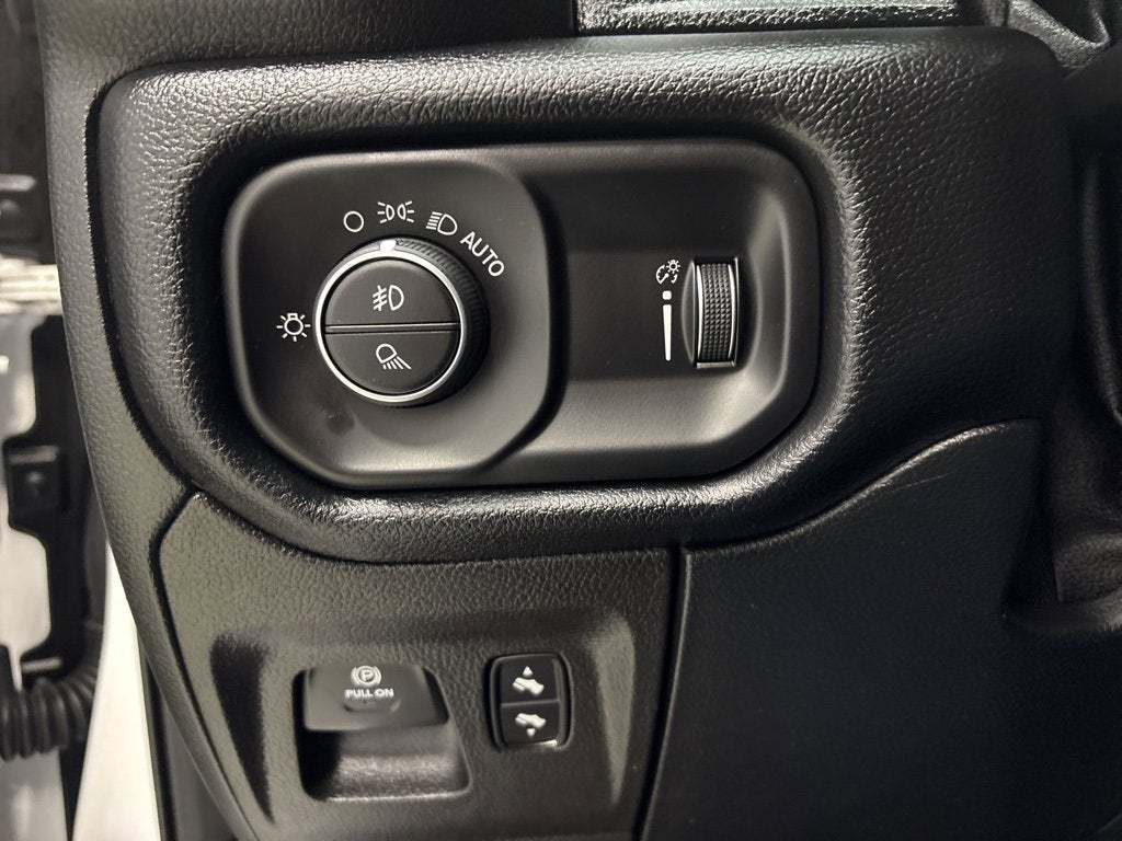 2020 RAM 1500 Big Horn Crew Cab 4x4 5'7" Box