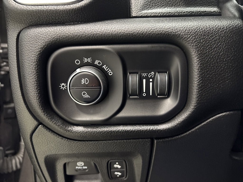 2023 RAM 1500 Laramie Crew Cab 4x4 5'7" Box