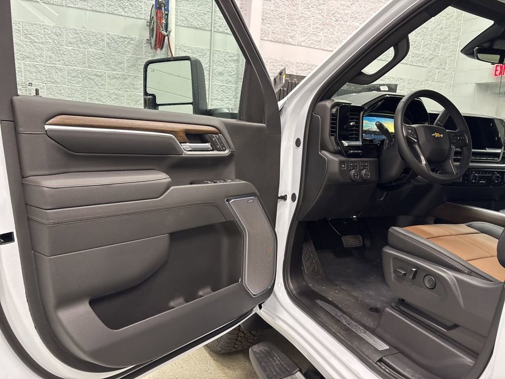 2026 Chevrolet Silverado 3500 HD High Country Crew Cab Standard Box 4WD