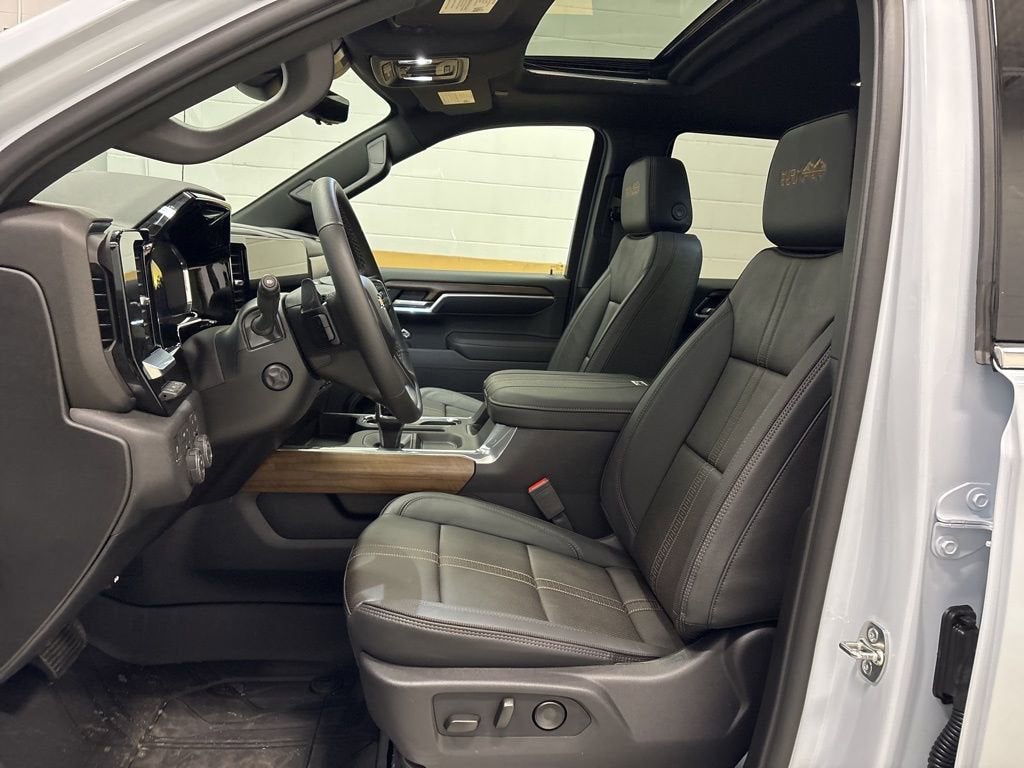 2026 Chevrolet Silverado 1500 High Country Crew Cab Short Box 4WD