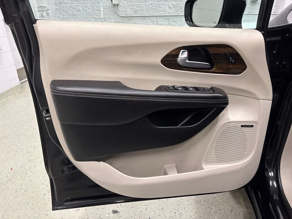 2022 Chrysler Pacifica Limited AWD