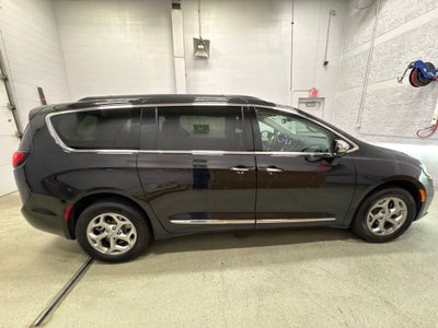 2022 Chrysler Pacifica Limited AWD
