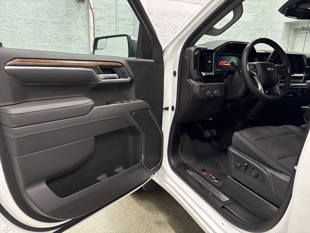 2026 Chevrolet Silverado 1500 LT Crew Cab Short Box 4WD