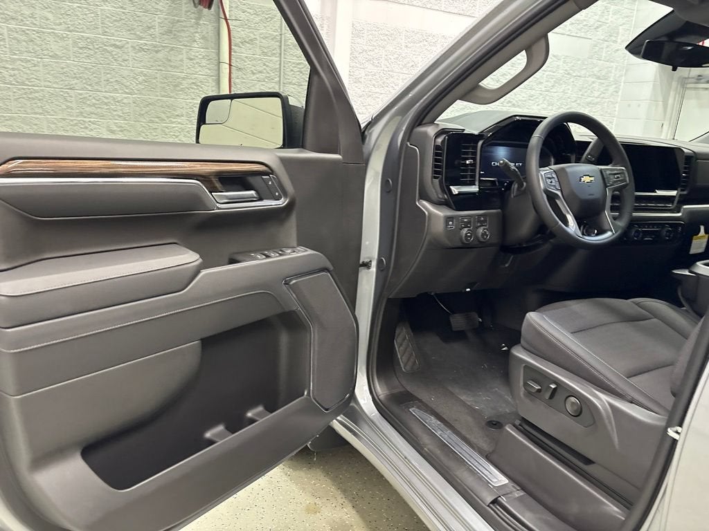 2026 Chevrolet Silverado 1500 LT (2FL) Crew Cab Short Box 4WD