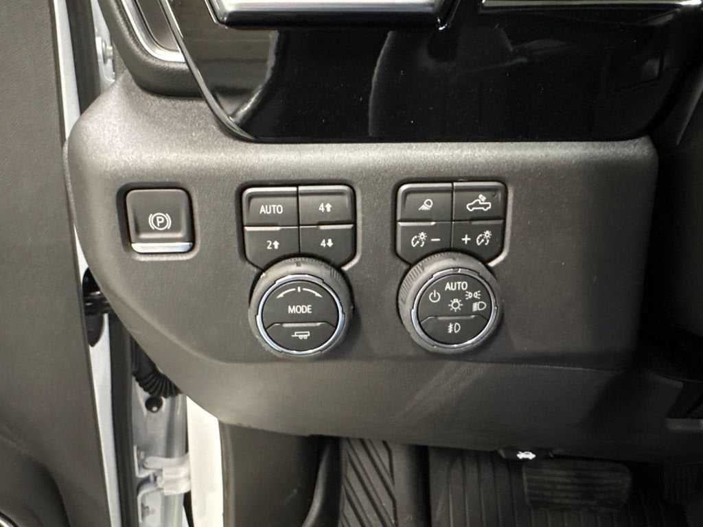 2026 Chevrolet Silverado 1500 LT Trail Boss Crew Cab Standard Box 4WD