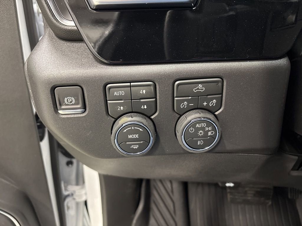 2026 Chevrolet Silverado 1500 LT Trail Boss Crew Cab Short Box 4WD