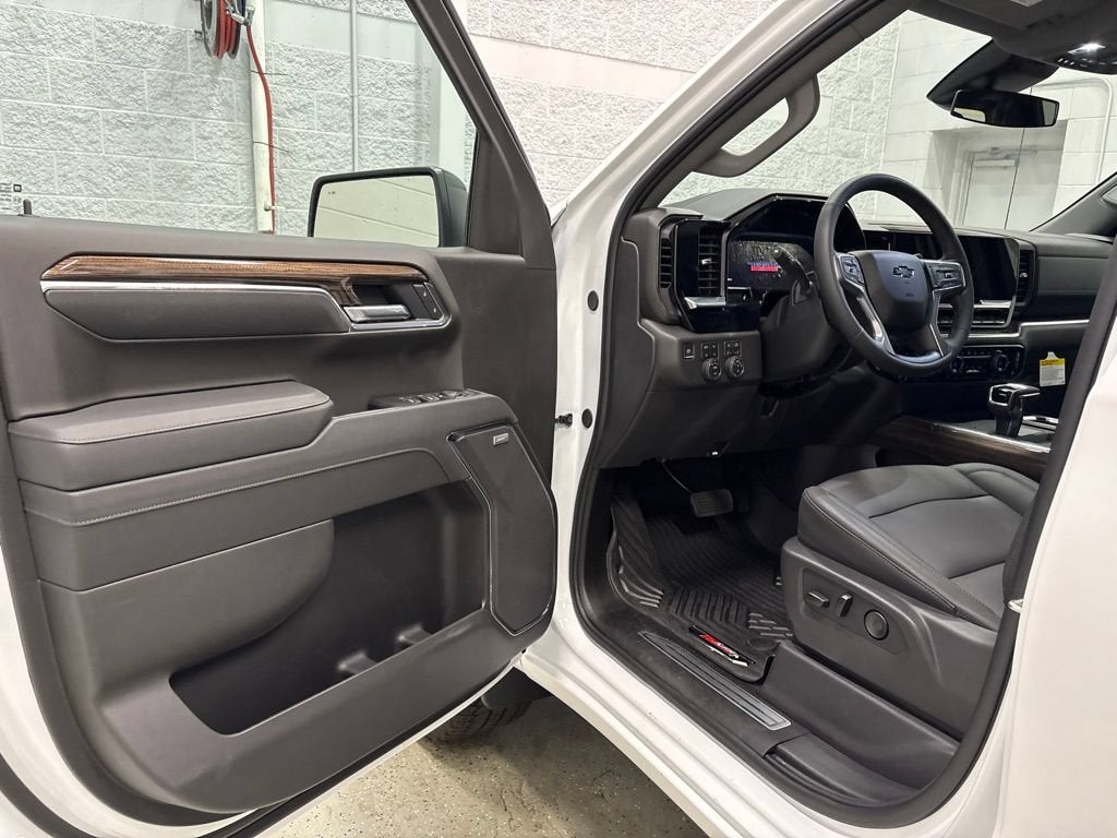 2026 Chevrolet Silverado 1500 LT Trail Boss Crew Cab Short Box 4WD