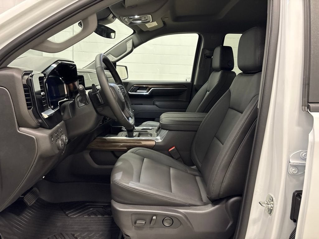 2026 Chevrolet Silverado 1500 LT Trail Boss Crew Cab Short Box 4WD