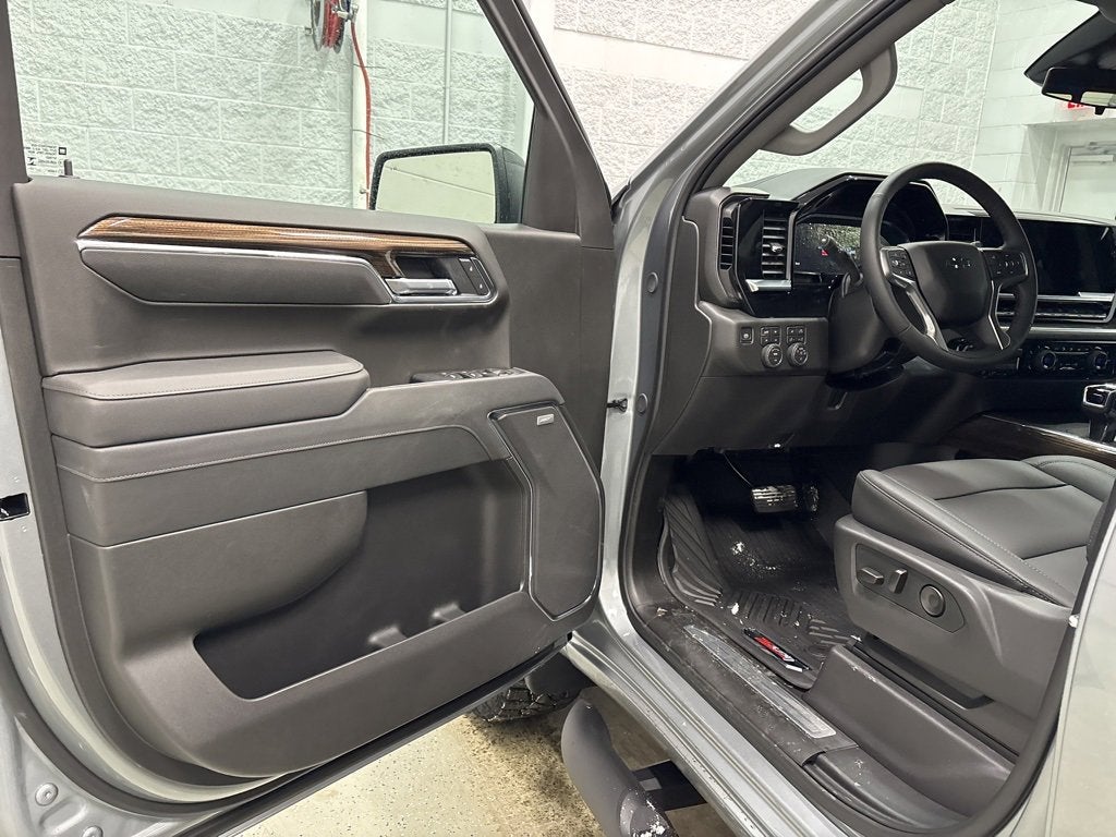 2026 Chevrolet Silverado 1500 LT Trail Boss Crew Cab Short Box 4WD