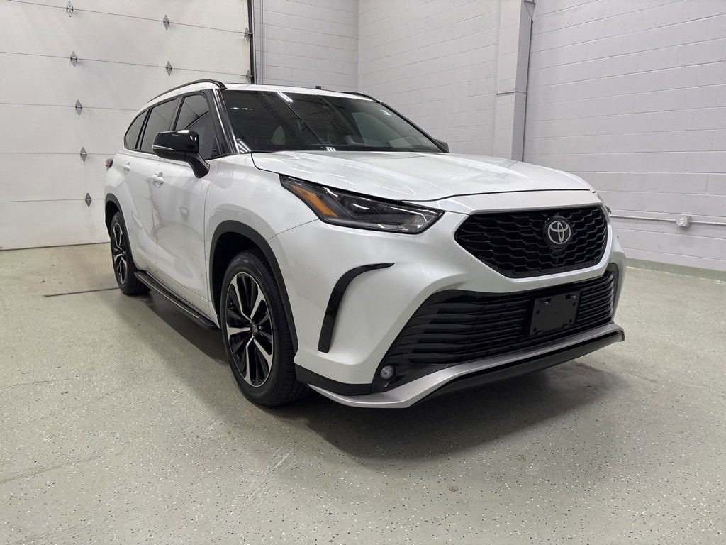 Used 2022 Toyota Highlander XSE with VIN 5TDLZRAH8NS142130 for sale in Rogers, Minnesota